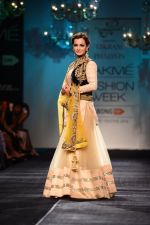 Dia Mirza walk the ramp for Vikram Phadnis at LFW 2014 Day 5 on 23rd Aug 2014 (567)_53fafc75d8353.JPG
