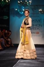 Dia Mirza walk the ramp for Vikram Phadnis at LFW 2014 Day 5 on 23rd Aug 2014 (568)_53fafc76db709.JPG