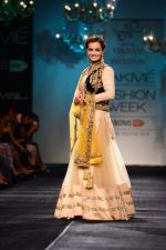 Dia Mirza walk the ramp for Vikram Phadnis at LFW 2014 Day 5 on 23rd Aug 2014 (569)_53fafc77db9e5.JPG