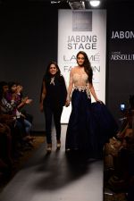 Lisa Haydon walk the ramp for Riddhi Mehra at LFW 2014 Day 6 on 24th Aug 2014 (357)_53fb11ef53a18.JPG