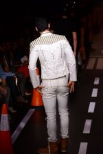 Model walk the ramp for Arjun Khanna at LFW 2014 Day 5 on 23rd Aug 2014 (38)_53fb2062a14be.JPG
