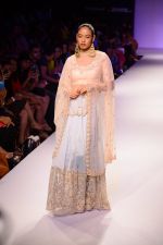 Model walk the ramp for Payal Singhal at LFW 2014 Day 5 on 23rd Aug 2014 (107)_53faf92b17fc5.JPG