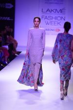 Model walk the ramp for Payal Singhal at LFW 2014 Day 5 on 23rd Aug 2014 (60)_53faf8e4341d0.JPG