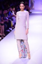 Model walk the ramp for Payal Singhal at LFW 2014 Day 5 on 23rd Aug 2014 (66)_53faf8ea35ca5.JPG