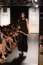 Model walk the ramp for Riddhi Mehra at LFW 2014 Day 6 on 24th Aug 2014 (347)_53fb124c63368.JPG