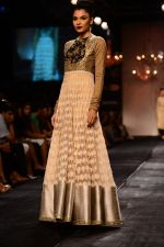 Model walk the ramp for Vikram Phadnis at LFW 2014 Day 5 on 23rd Aug 2014 (446)_53fafca20290a.JPG