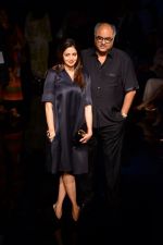 Sridevi, Boney Kapoor at Manish Malhotra at LFW 2014 Day 6 on 24th Aug 2014 (58)_53fb19d60ddfe.JPG