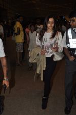 Alia Bhatt at airport in Mumbai on 25th Aug 2014 (36)_53fc90839c8c3.JPG