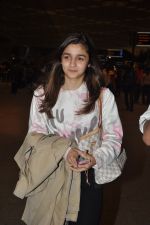 Alia Bhatt at airport in Mumbai on 25th Aug 2014 (41)_53fc90895ddc5.JPG