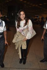 Alia Bhatt at airport in Mumbai on 25th Aug 2014 (54)_53fc9099de443.JPG