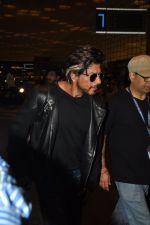 Shahrukh Khan with son snapped at airport in Mumbai on 25th Aug 2014 (11)_53fc93bfad9a0.JPG
