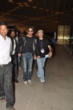 Shahrukh Khan with son snapped at airport in Mumbai on 25th Aug 2014 (16)_53fc93c44636c.JPG