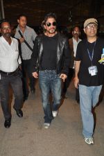 Shahrukh Khan with son snapped at airport in Mumbai on 25th Aug 2014 (19)_53fc93c7a5dc9.JPG