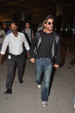Shahrukh Khan with son snapped at airport in Mumbai on 25th Aug 2014 (23)_53fc93cc5b3b1.JPG