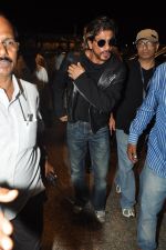 Shahrukh Khan with son snapped at airport in Mumbai on 25th Aug 2014 (6)_53fc93b9db7fa.JPG