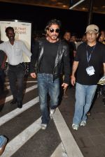 Shahrukh Khan with son snapped at airport in Mumbai on 25th Aug 2014 (7)_53fc93bb20b3c.JPG