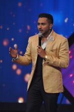 Yo Yo Honey Singh on India_s Raw Star for the promotion of Mary Kom Catch the Episode on 31st August at 7 pm on Star Plus (65)_53fc934e81cf5.JPG