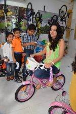 Ameesha Patel launches a toy store in Mumbai on 26th Aug 2014 (243)_53fdd5dd63101.JPG