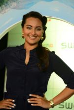 Sonakshi Sinha at Swatch watch Launch in Mumbai on 25th Aug 2014 (39)_53fd43829d35f.jpg