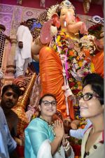 Rani Mukherjee visits Lalbaug Ka Raja in Mumbai on 29th Aug 2014 (24)_540134f5a5c1c.JPG
