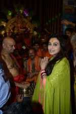 Rani Mukherjee at Chinchpokli Ganpati in Mumbai on 1st Sept 2014 (214)_54056b1fdb02a.JPG