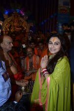 Rani Mukherjee at Chinchpokli Ganpati in Mumbai on 1st Sept 2014 (224)_54056b2ed2413.JPG