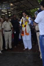 Abhishek Bachchan visits Siddhivinayak Temple in Mumbai on 4th Sept 2014 (1)_54095e2ce56f7.JPG