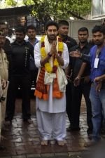 Abhishek Bachchan visits Siddhivinayak Temple in Mumbai on 4th Sept 2014 (11)_54095e3870860.JPG