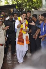 Abhishek Bachchan visits Siddhivinayak Temple in Mumbai on 4th Sept 2014 (15)_54095e3dba97b.JPG