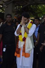 Abhishek Bachchan visits Siddhivinayak Temple in Mumbai on 4th Sept 2014 (24)_54095e493a63a.JPG