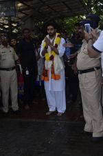 Abhishek Bachchan visits Siddhivinayak Temple in Mumbai on 4th Sept 2014 (25)_54095e4a70056.JPG