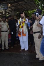 Abhishek Bachchan visits Siddhivinayak Temple in Mumbai on 4th Sept 2014 (26)_54095e4b971bc.JPG