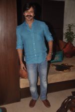 Vivek Oberoi gives interviews for blood donation drive in Juhu, Mumbai on 4th Sept 2014 (16)_54095e968a280.JPG