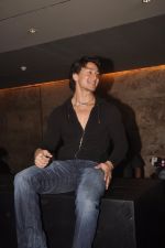 Tiger Shroff launches new video as a tribute to MJ in Lightbo, Mumbai on 5th Sept 2014 (22)_540a7b5f976fc.JPG