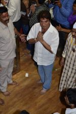 Raj Babbar visit Lalbaugcha Raja in Mumbai on 6th Sept 2014 (28)_540bf38ad8731.JPG