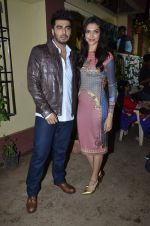 Arjun Kapoor and Deepika Padukone on the sets of Star Plus serial in Chandivili on 9th Sept 2014 (84)_54104d8ab6662.JPG