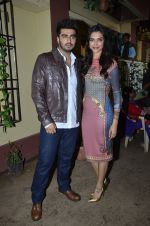 Arjun Kapoor and Deepika Padukone on the sets of Star Plus serial in Chandivili on 9th Sept 2014 (85)_54104e3234326.JPG