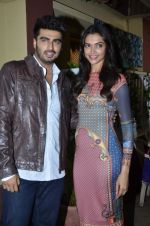 Arjun Kapoor and Deepika Padukone on the sets of Star Plus serial in Chandivili on 9th Sept 2014 (91)_54104e35771a0.JPG