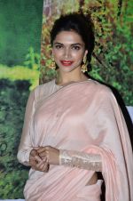 Deepika Padukone at Finding Fanny screening for Big B in Sunny Super Sound on 10th Sept 2014 (62)_54114a880cf35.JPG