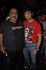 Sonu Nigam at the Launch of Pyaar Mein Dil Pe song from Tamanchey in Royalty, Mumbai on 10th Sept 2014 (117)_5411554ca28ac.JPG