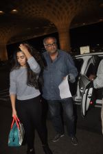 Sridevi snapped with Boney Kapoor & Daughters in Mumbai Airport on 11th Sept 2014 (4)_54129e4c2770d.JPG