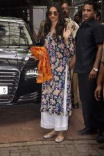 Deepika Padukone visits Siddhivinayak Temple to take blessings for Finding Fanny in Mumbai on 12th Sept 2014 (10)_5413ba9ded456.JPG