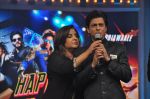 Shahrukh Khan, Farah Khan at the Audio release of Happy New Year on 15th Sept 2014 (87)_54184f3627f1a.JPG