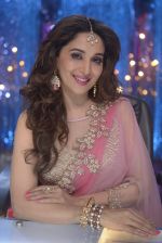 Madhuri Dixit at the grand finale of Jhalak Dikhhla Jaa in Filmistan, Mumbai on 18th Sept 2014 (440)_541c1d2be2d47.JPG
