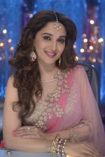 Madhuri Dixit at the grand finale of Jhalak Dikhhla Jaa in Filmistan, Mumbai on 18th Sept 2014 (441)_541c1d2d3919a.JPG