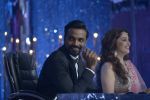 Madhuri Dixit, Remo D Souza at the grand finale of Jhalak Dikhhla Jaa in Filmistan, Mumbai on 18th Sept 2014 (364)_541c1dac056a4.JPG