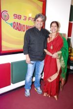 The adorable couple, Rekha & Vishal Bhardwaj at Radio Mirchi Mumbai studio on 18th Sept 2014 (4)_541c2588e3f17.JPG