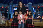 Farah Khan snapped with triplets in HNY Music Launch on 20th Sept 2014 (6)_541eb48accc1e.JPG