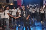 Shahid Kapur unveil Haider Song with Flash mob in Mumbai on 19th Sept 2014 (25)_541e60ee3342e.JPG