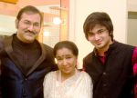 Sudesh Bhosle, Asha Bhosle and Siddhant Bhosle at a concert_541e63d821db5.jpg